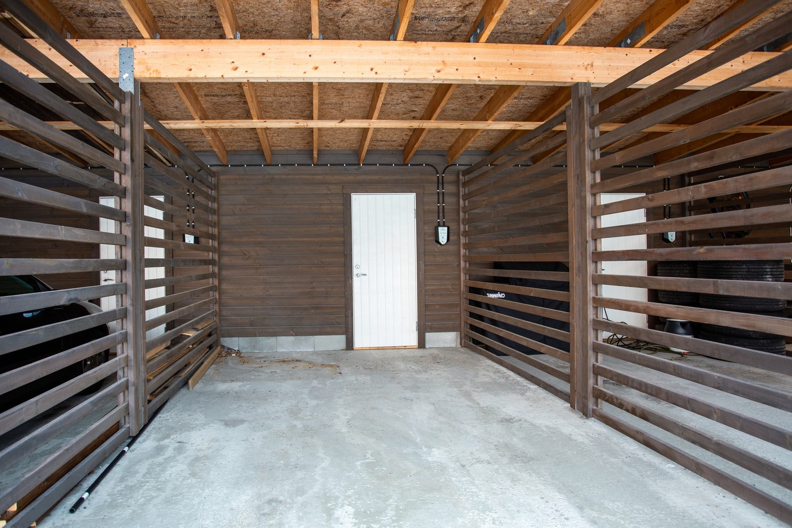 Romslig carport, egen bod i bakkant Galleribilde