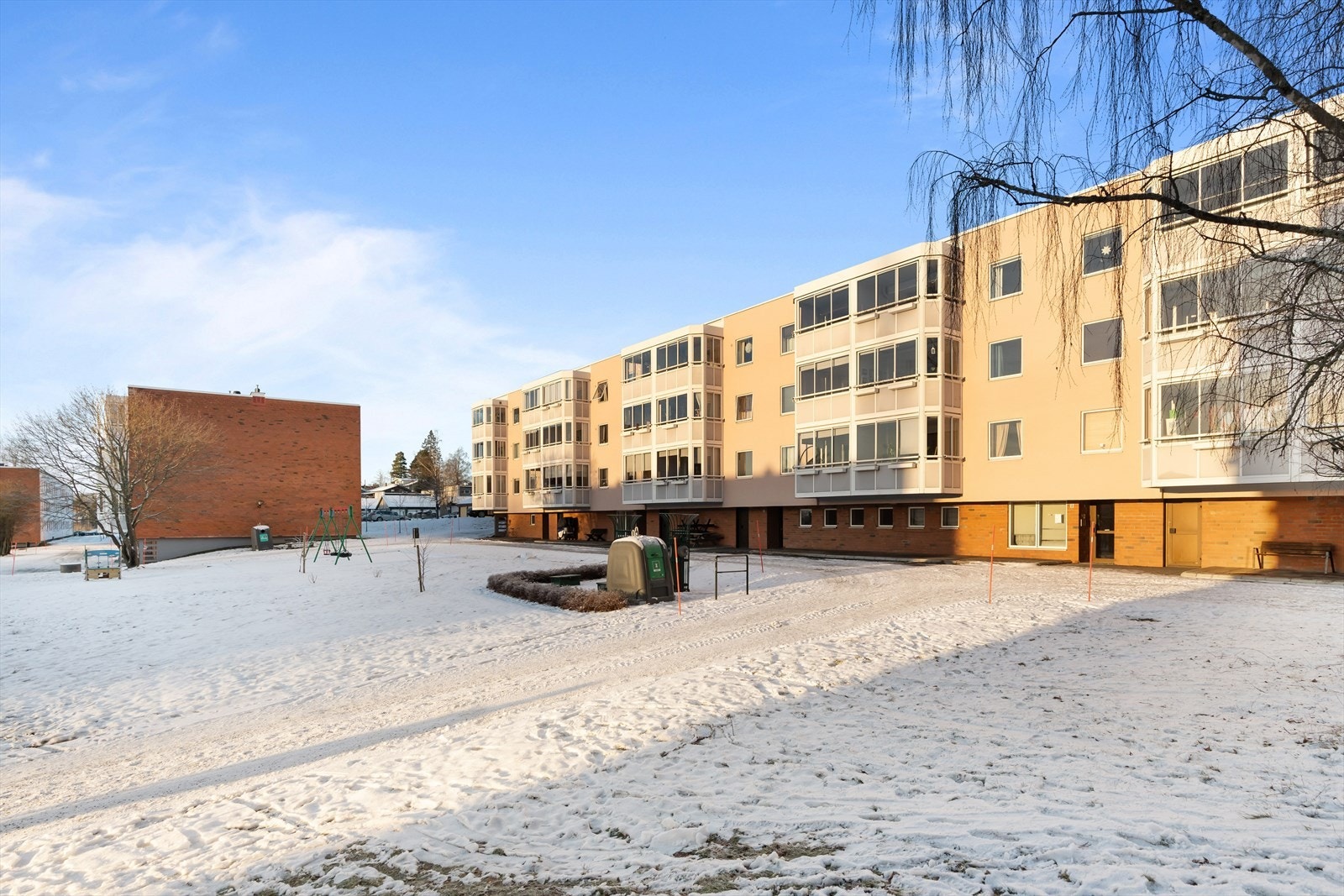 Borettslagets fellesarealer er pent opparbeidet med lekeplass, sittegrupper og beplantning. Galleribilde