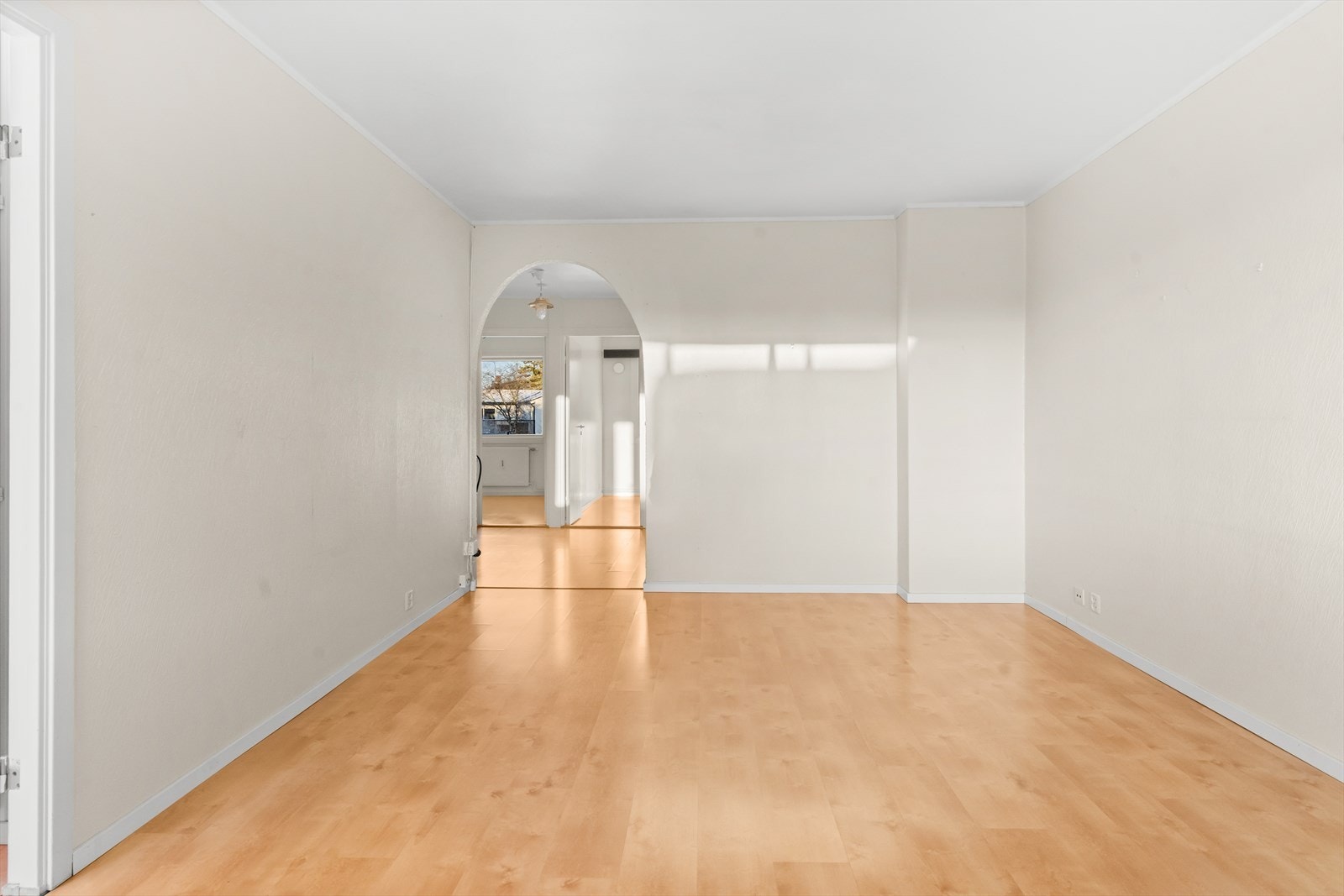 Rommets overflater, som i resten av leiligheten, er bruksslitt og oppussing må påregnes. Galleribilde