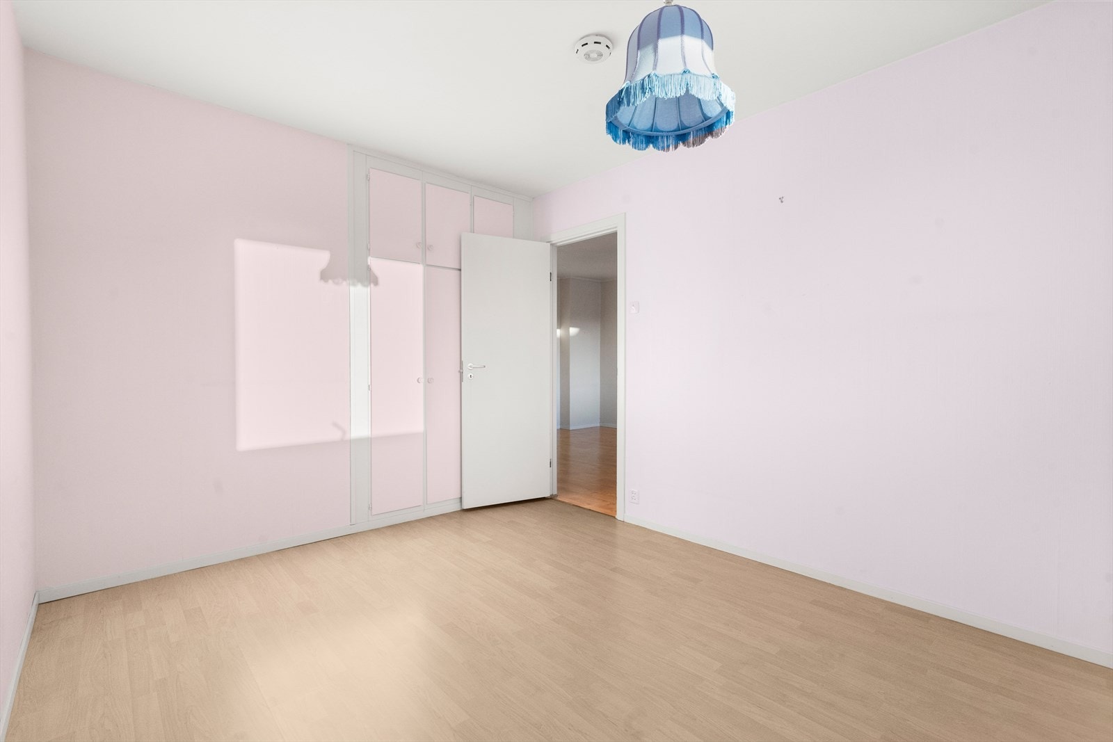 Rommet har plass til seng, nattbord, garderobe og evt. skrivebord. Galleribilde
