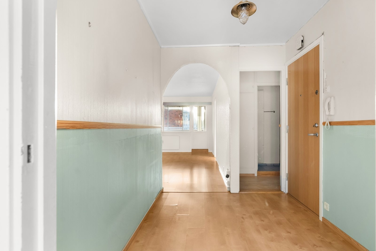 Leiligheten har en romslig entré, med plass til å henge fra seg yttertøy og sette fra seg sko. Galleribilde