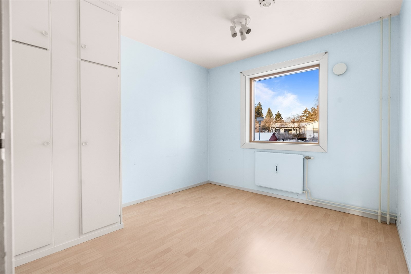 I tillegg er det tilgang til to soverom. Hovedsoverom har god plass til dobbeltseng og tilhørende nattbord. Galleribilde