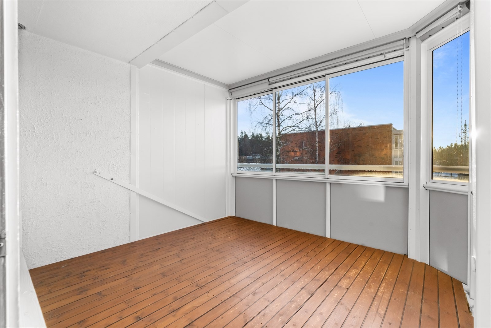 Her ute er det plass til utemøbler, og glassveggene kan skyves til side. Galleribilde