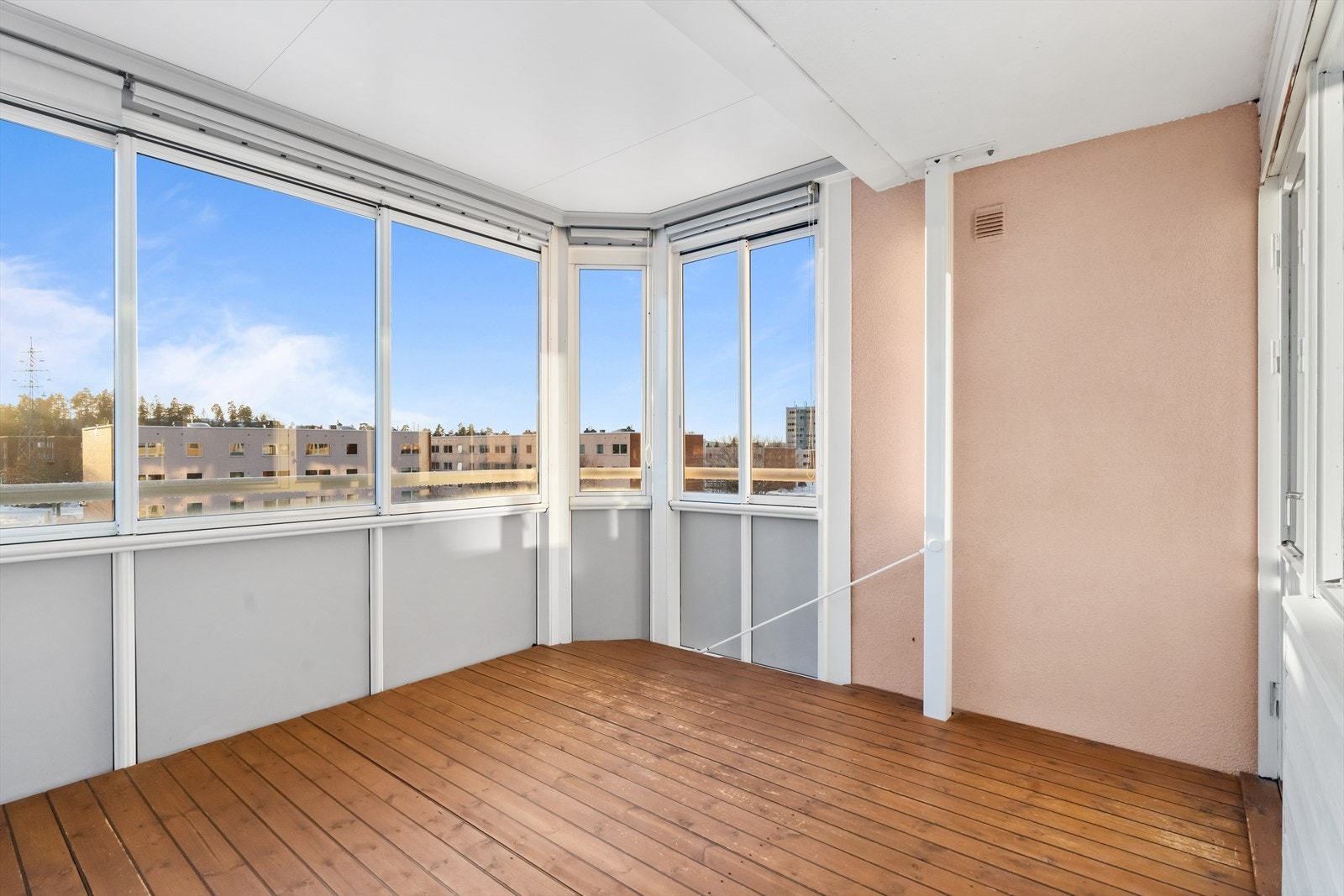 Dette er en romslig og gjennomgående 3-roms leilighet med utgang til innglasset balkong. Galleribilde