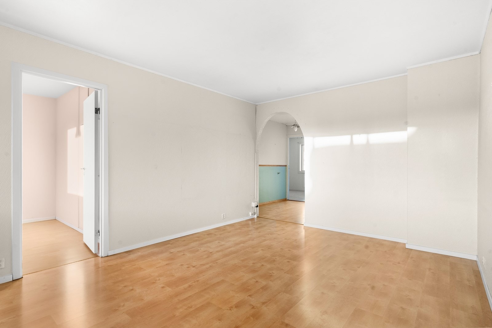 Det er rikelig med naturlig lysinnslipp fra de store vindusflatene. Galleribilde