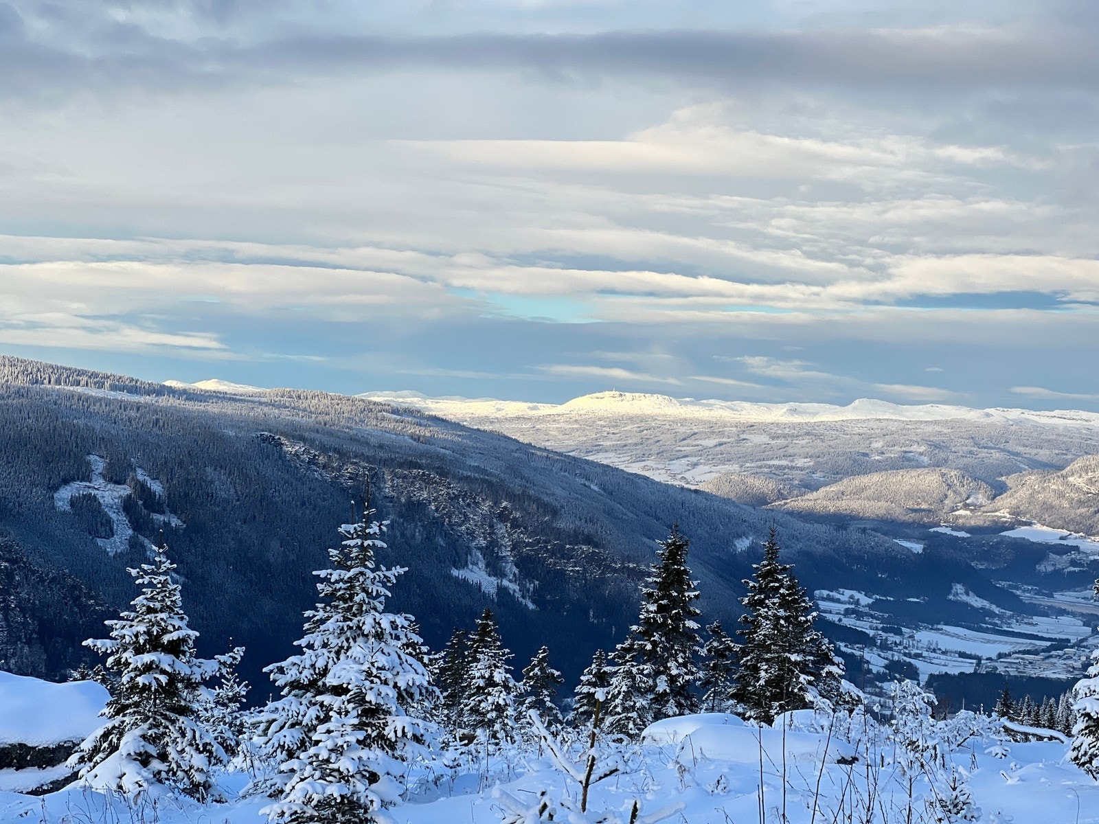 Nydelig utsikt utover Gudbrandsdalen fra Bjørgesætra. Galleribilde