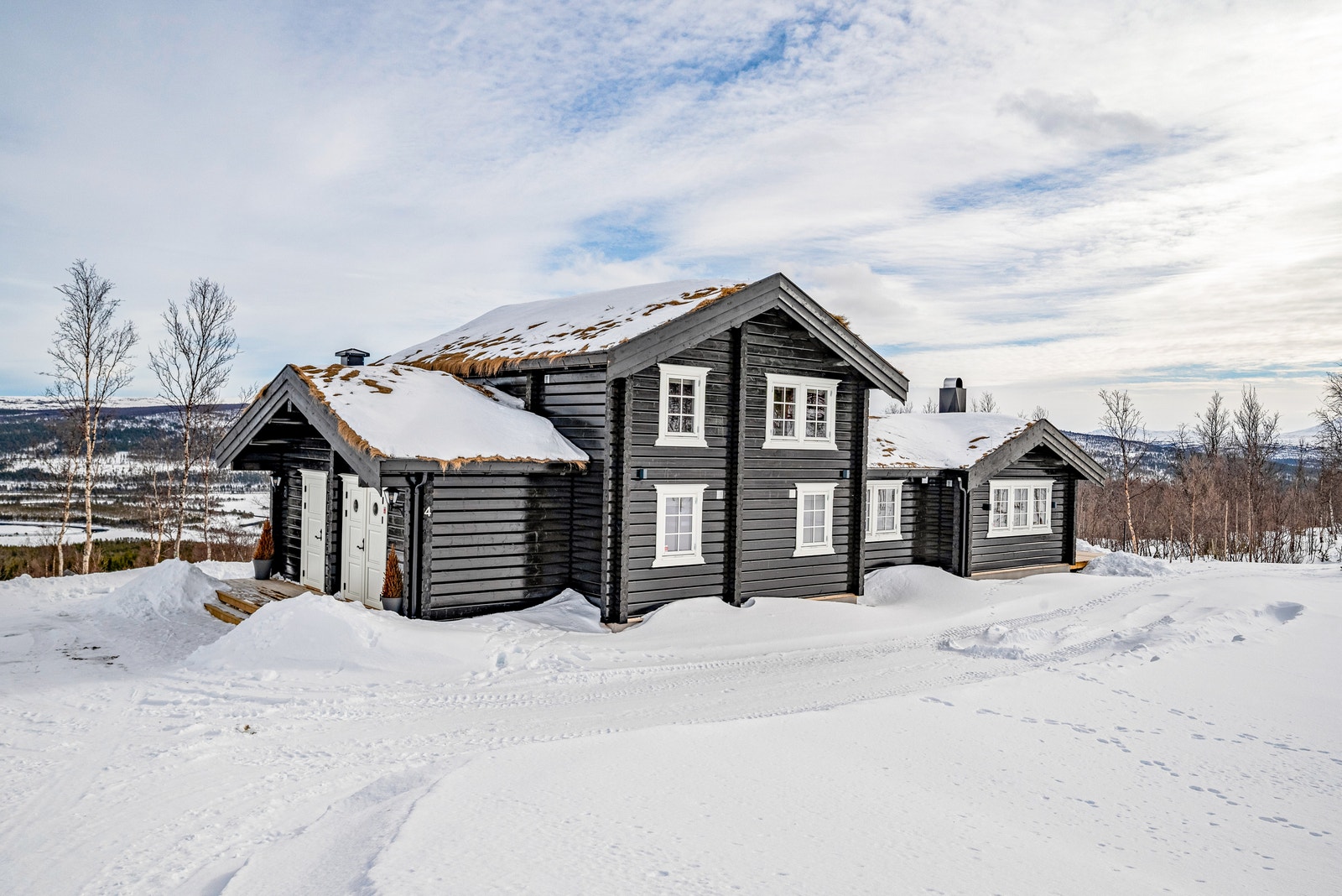 Vigelen B bygges som standard i 6’’ tømmer. Oppstue og vakkert inngangsparti gir hytta et staselig preg samtidig som den legger seg fint i terrenget. Bilde fra kundeprosjekt på Røros. Galleribilde