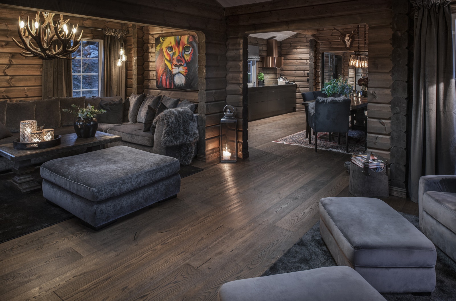 Koselig stue med ulike soner og nærhet til spisestuen. Bildet er fra prosjekt der Vigelen B med tilpasninger ble satt opp for kunde i Trysil. Galleribilde