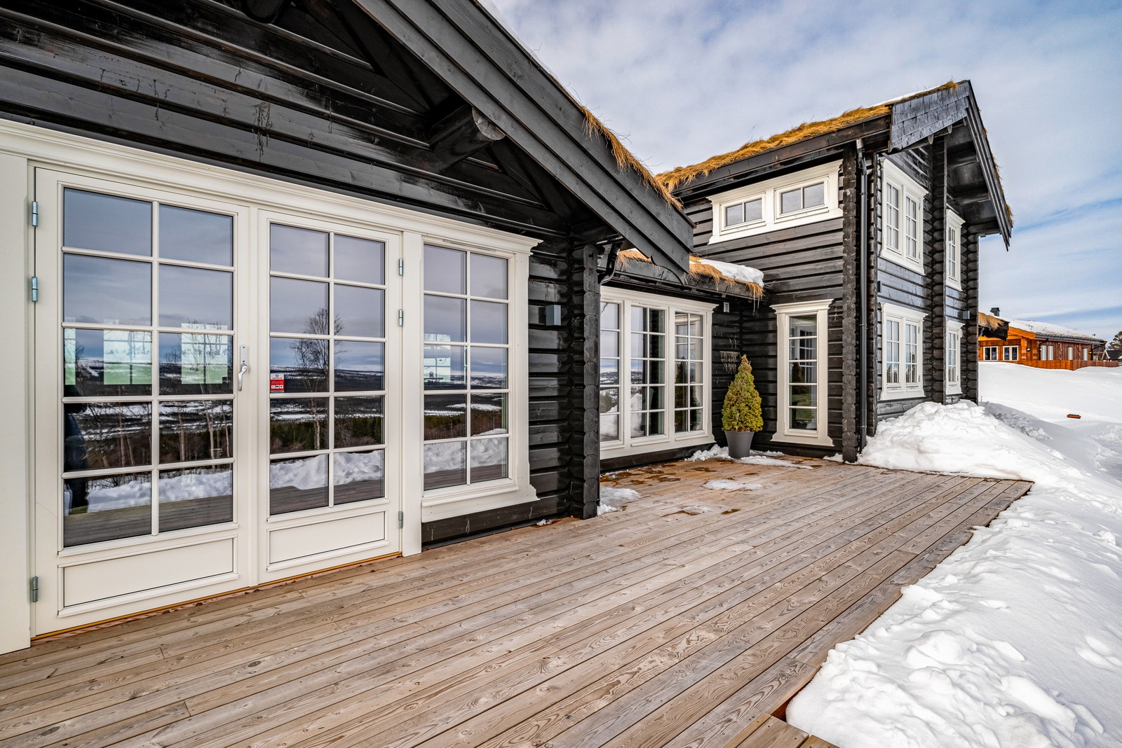Terrasse foran spisestuen og stuen. Bilde fra kundeprosjekt på Røros. Galleribilde