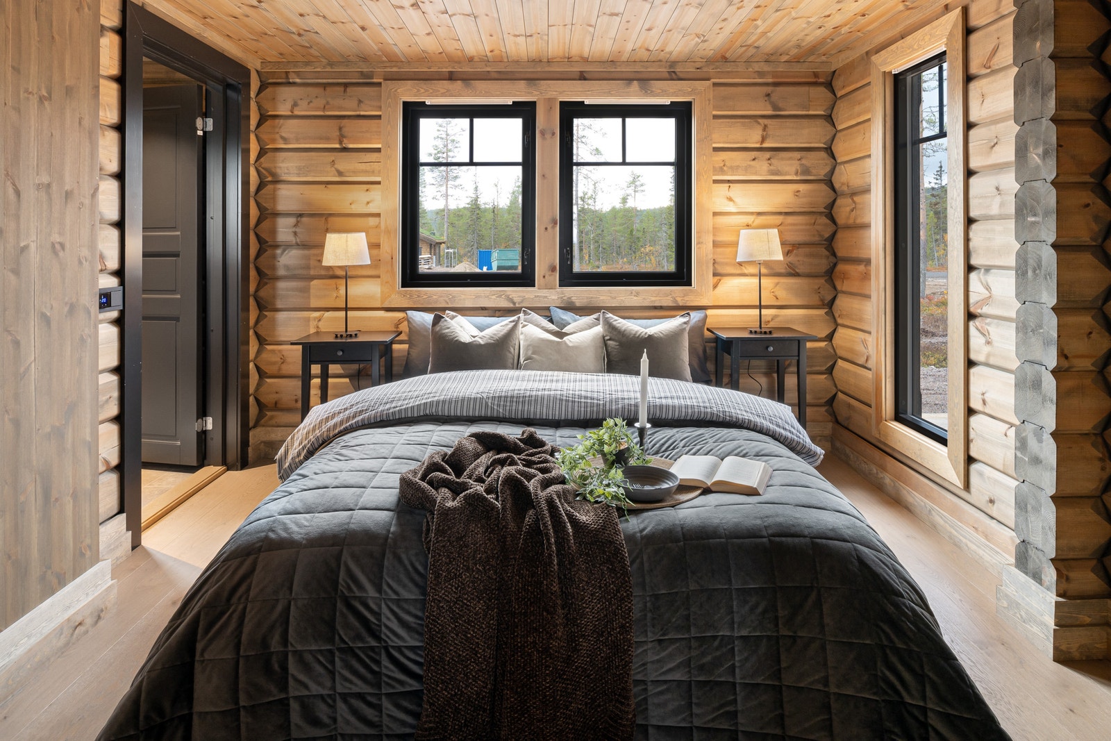 Hovedsoverom med tilsluttet bad. Bilder fra et nylig kundeprosjekt i Trysil. Galleribilde