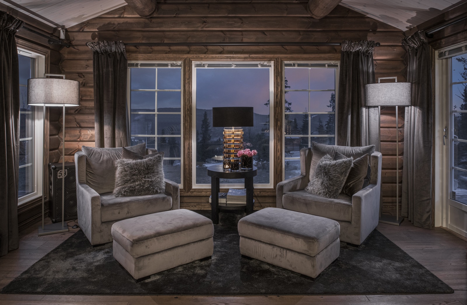 Fra stuen kan du nyte utsikten. Bildet er fra prosjekt der Vigelen B med tilpasninger ble satt opp for kunde i Trysil. Galleribilde