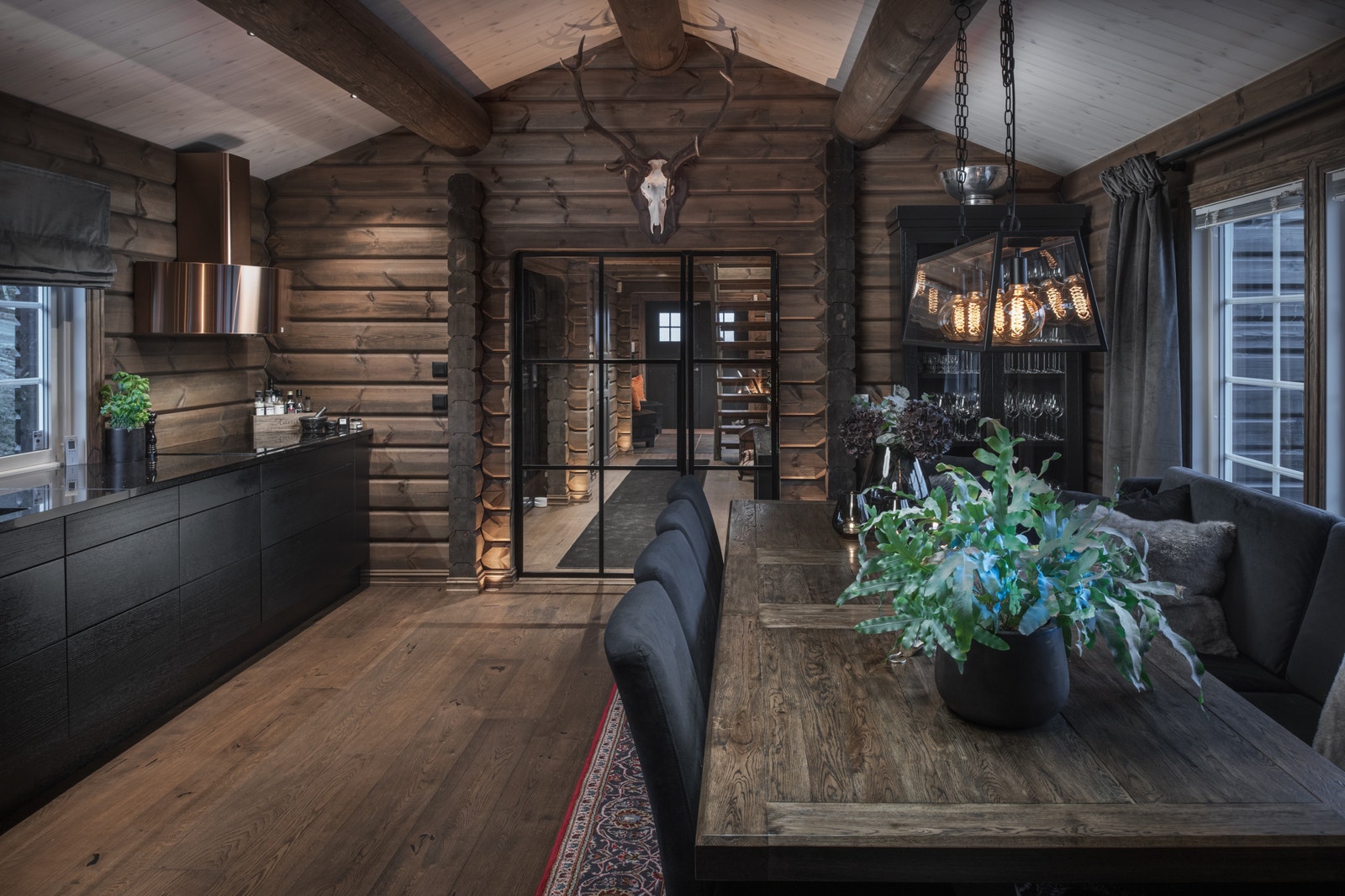 Hytta har gjennomtenkt planløsning med kjøkkenet som hjertet i bygget. Bildet er fra prosjekt der Vigelen B med tilpasninger ble satt opp for kunde i Trysil. Galleribilde