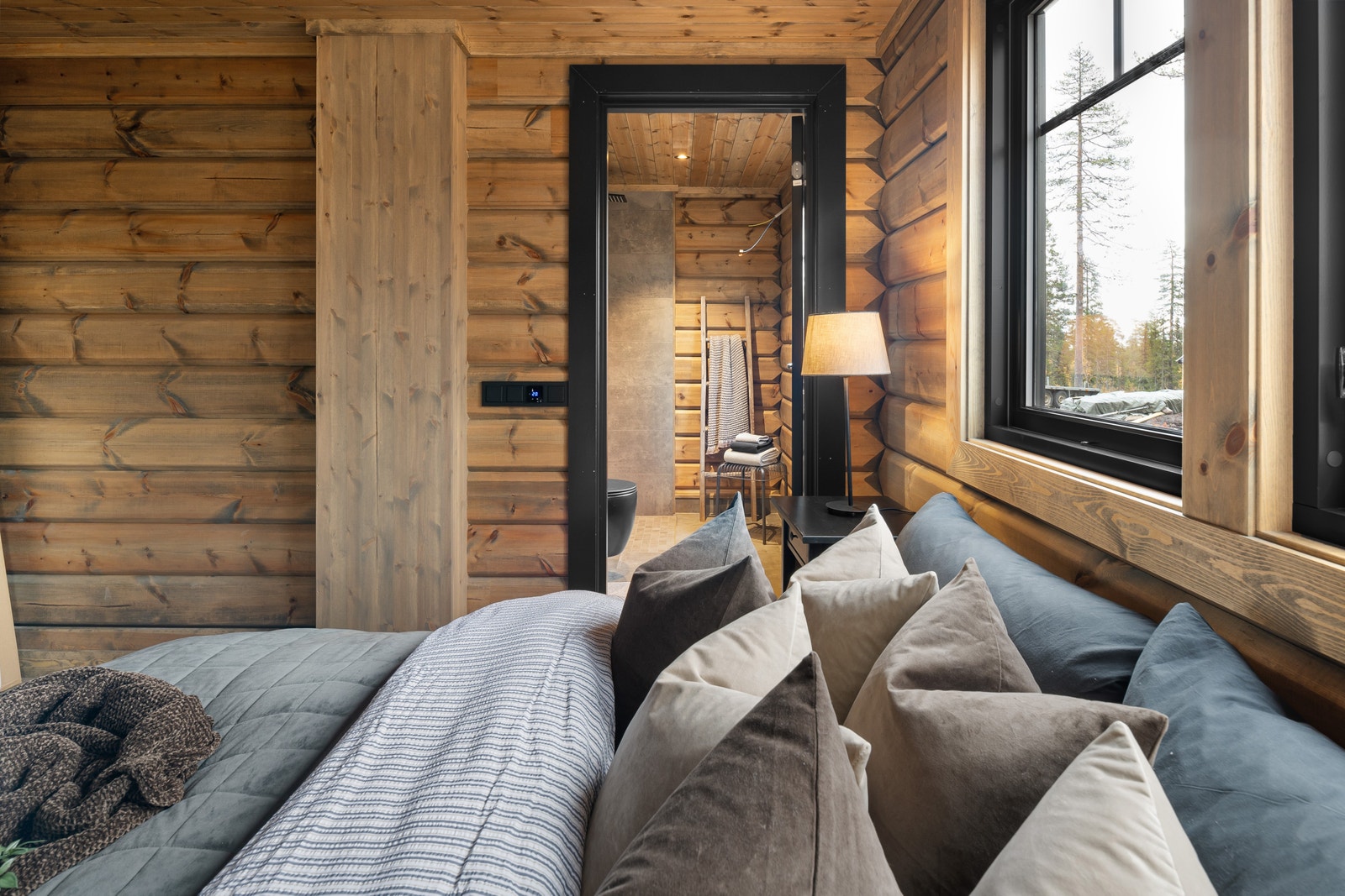 Hovedsoverom med tilsluttet bad. Bilder fra et nylig kundeprosjekt i Trysil. Galleribilde