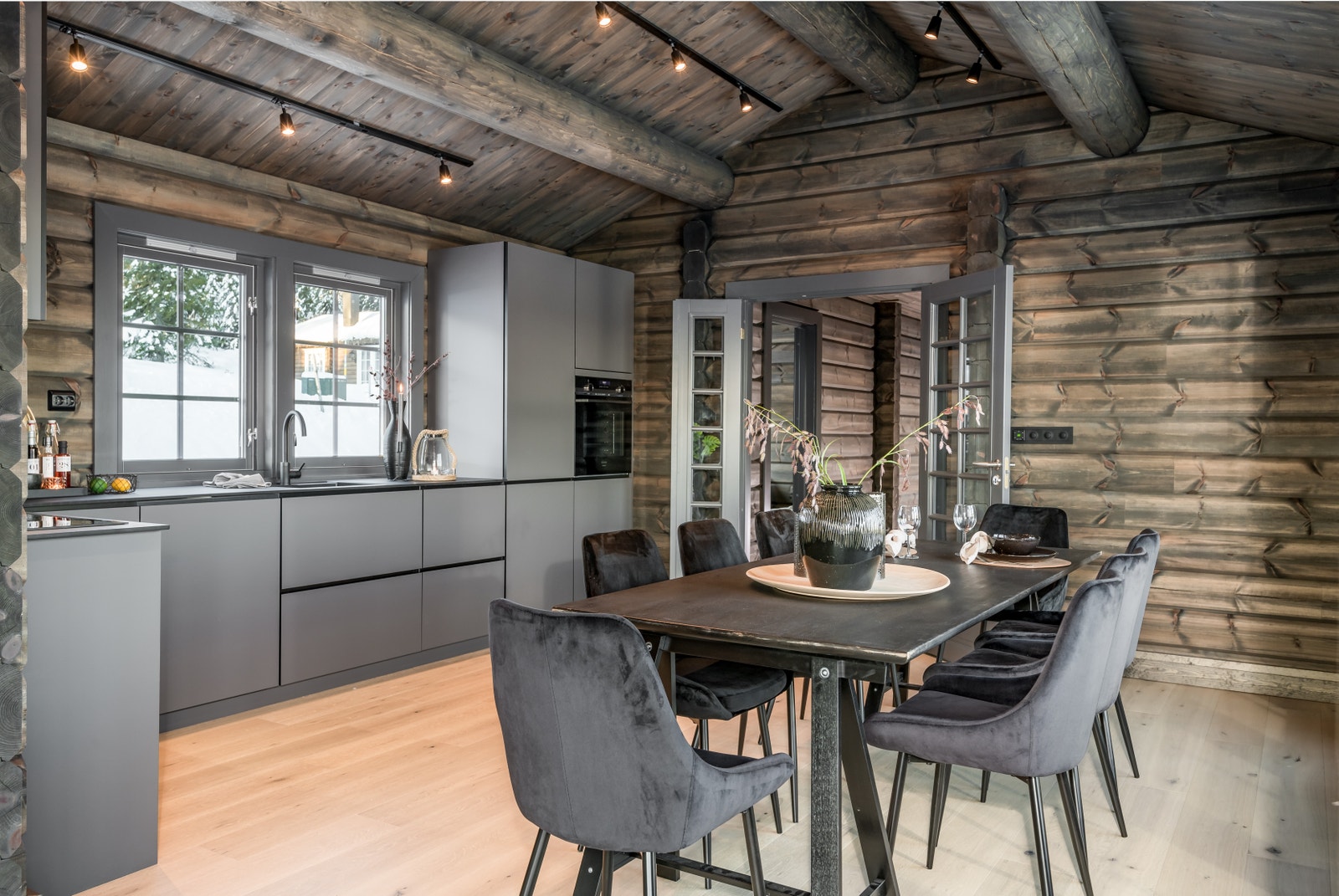 Kjøkken og spisestue. Bilde av Vigelen B fra et annet kundeprosjekt i Trysil. Galleribilde