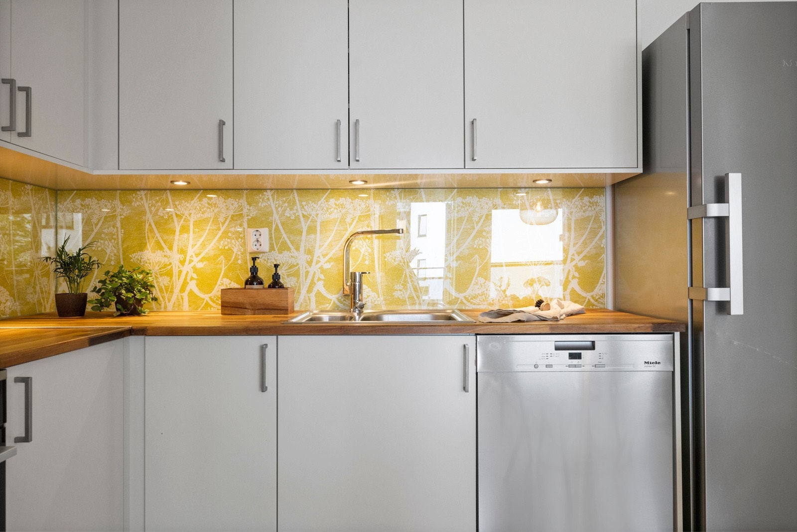 Den åpne løsningen mellom stue og kjøkken er noe dagens eiere selv har satt stor pris på! Her kan dere sosialisere og kokkelere på samme tid. Galleribilde