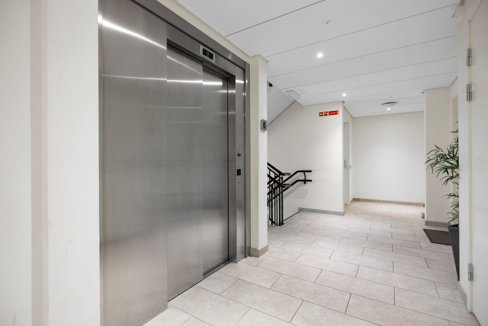 Enkel heisadkomst til alle plan samt garasjeannlegget. Galleribilde