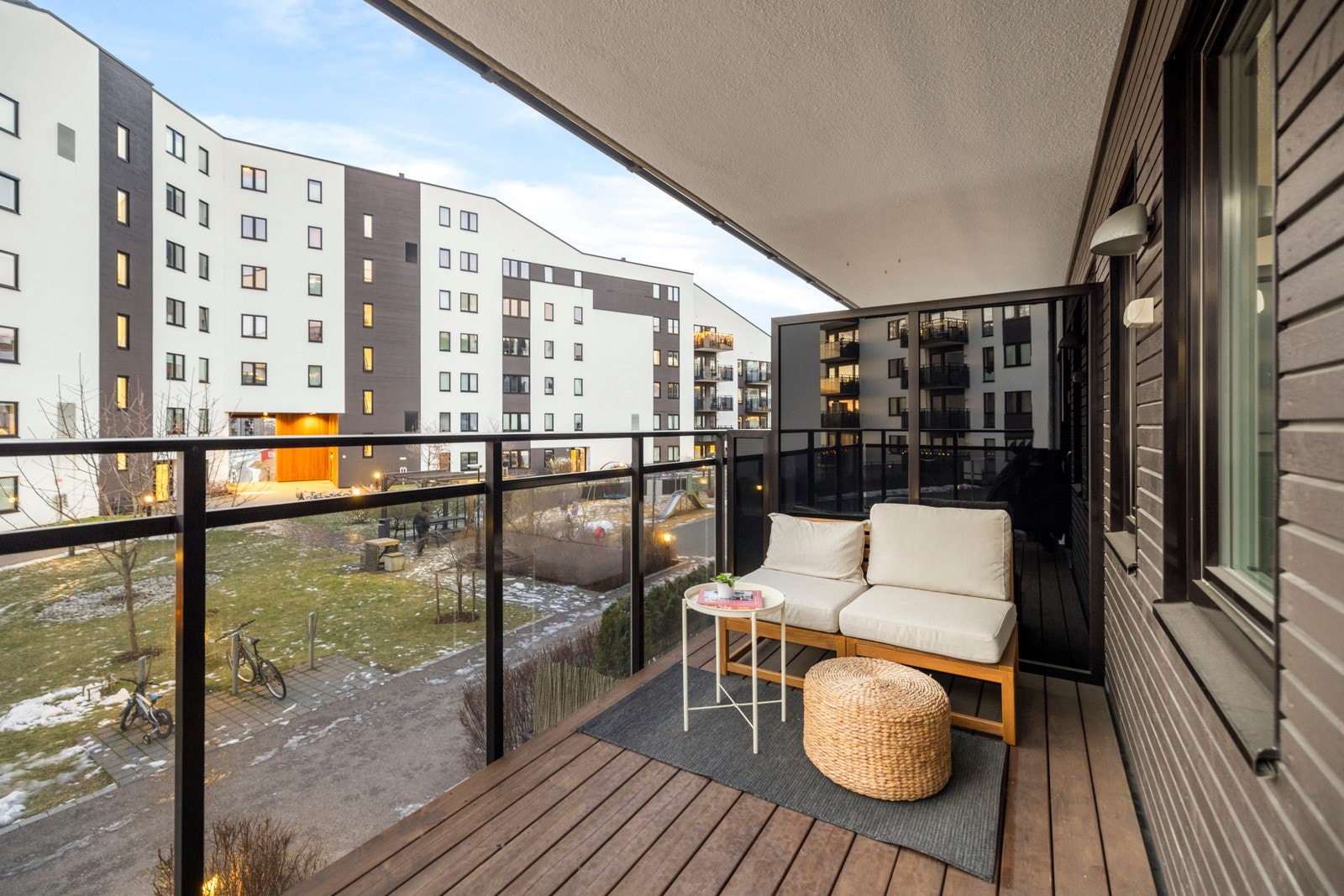 Fra stuen er det utgang til den herlige balkong på ca.8 m². Her er det plass til hyggelig sittegruppe, grill og blomsterkasser. Galleribilde