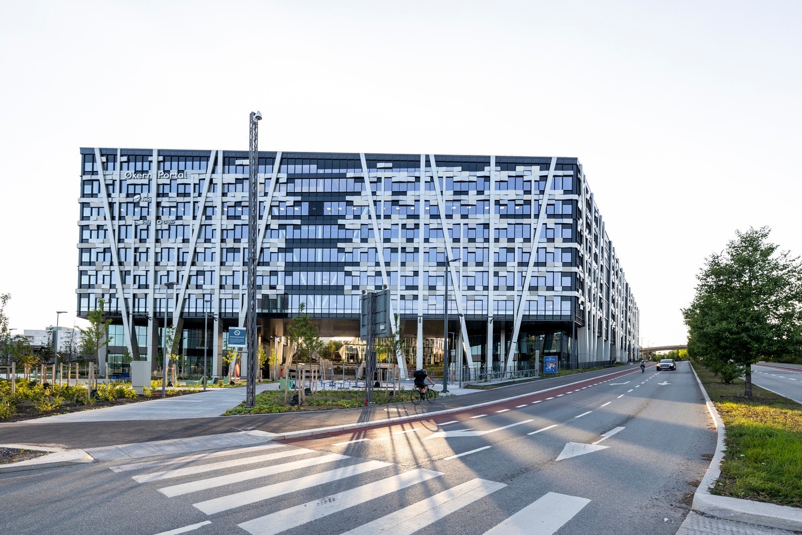 Økern Portal er kombinert kontorlokale med næringsvirksomhet og flere spisesteder. Galleribilde