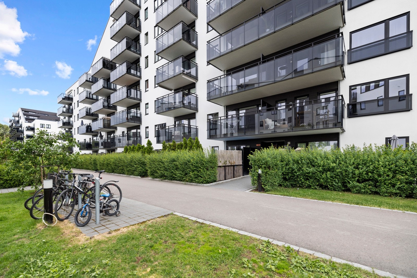 Mørtelverksbakken 13 ligger i en moderne boligblokk med en sentral og populær beliggenhet i et nyetablert boligområde på Økern i Oslo. Galleribilde