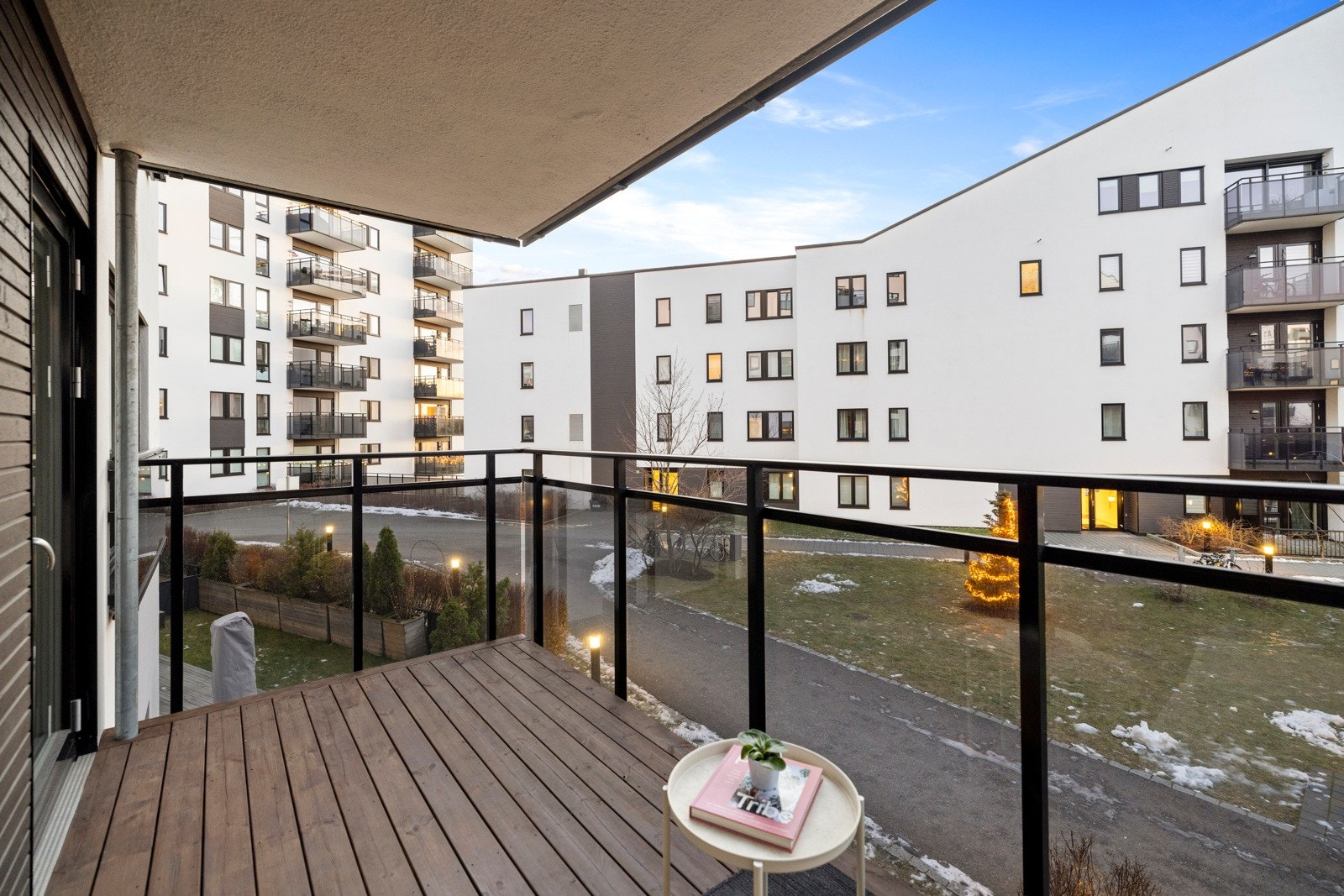 Nyt lange, varme sommerdager her ute med mange gode timer med sol. På vår- og sommerhalvåret blir balkongen som en naturlig forlengelse av stuen, og gir mer rom for sosiale sammenkomster! Galleribilde