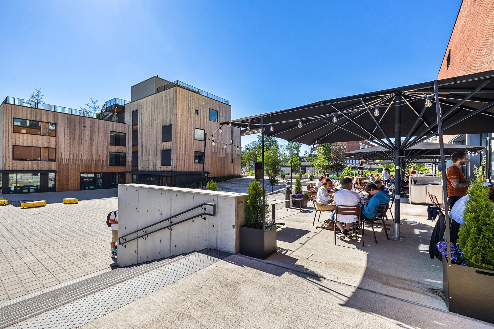 Det er en rekke spisesteder på Vinslottet som bla. Hasle Gastropub og W.B Samson bakeri/pizza. Galleribilde