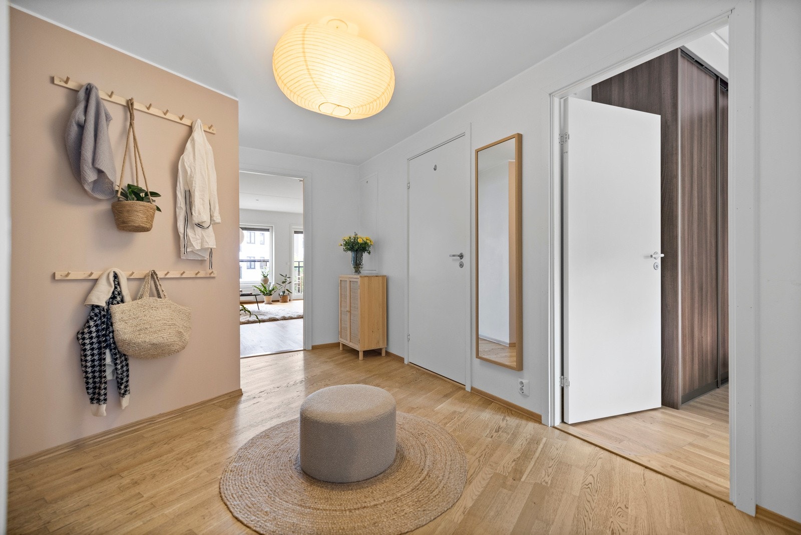 Leiligheten har en romslig entré med plass til yttertøy og sko. Galleribilde