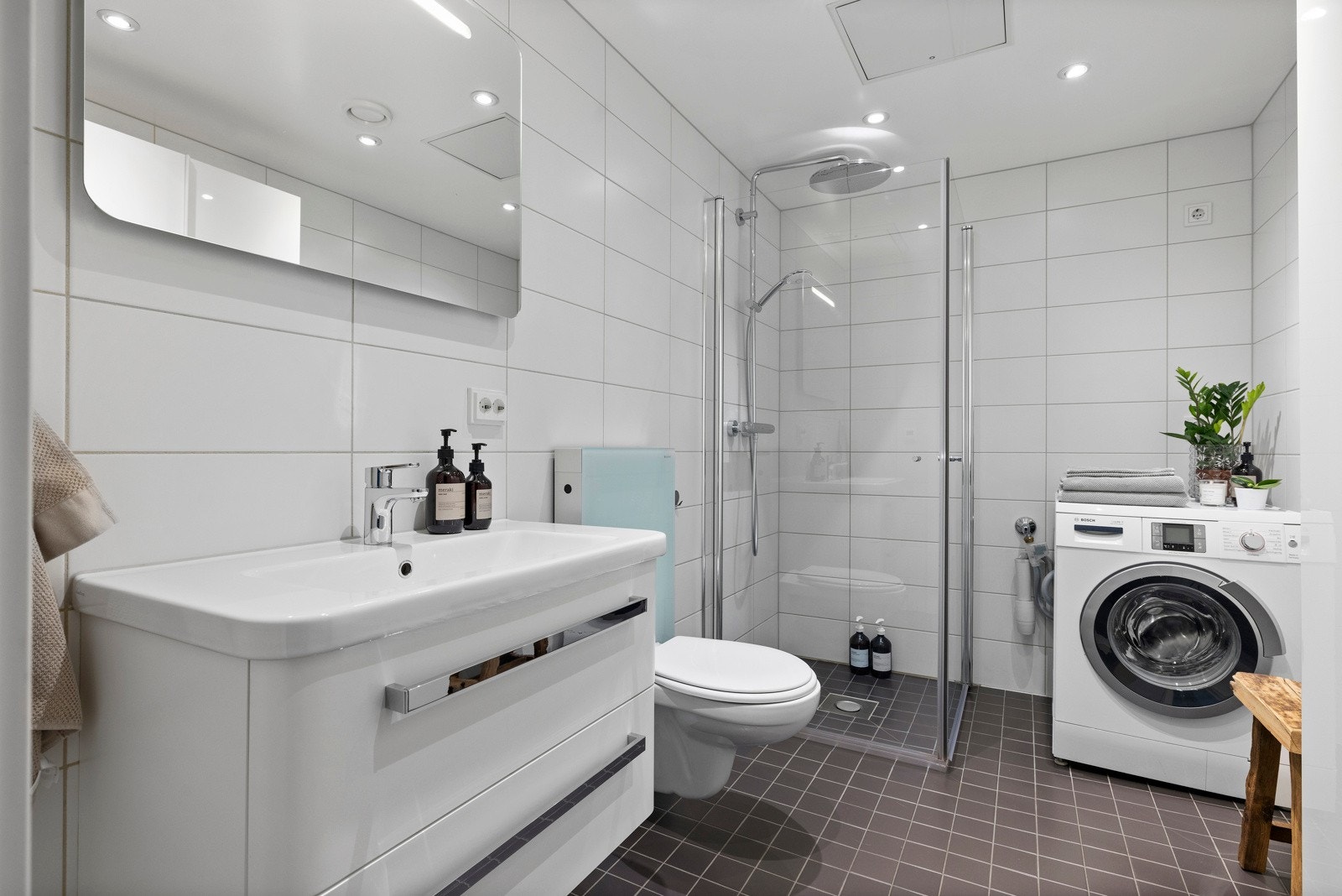 Innredningen består av vegghengt wc, servant med skuffer under, dusj i hjørne med innad slående dører. Galleribilde