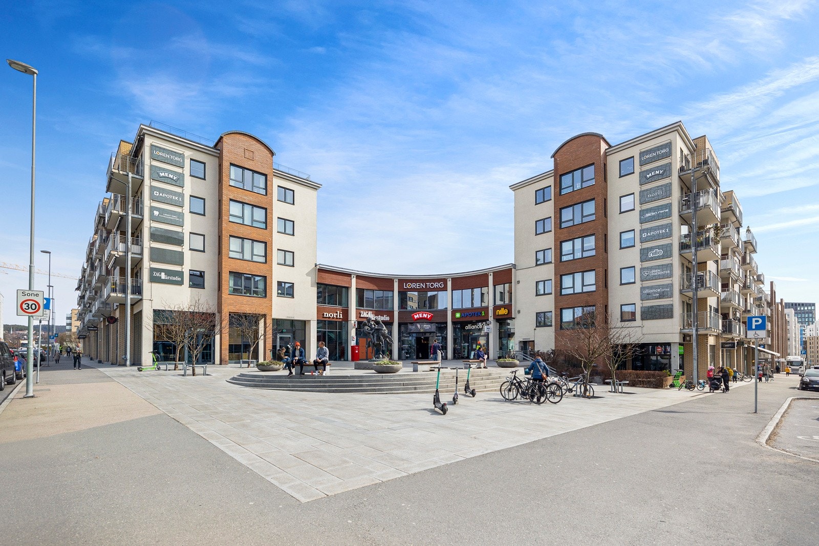 Løren Torg har stor og nyoppusset dagligvarebutikk (Meny), apotek og spisesteder. Galleribilde