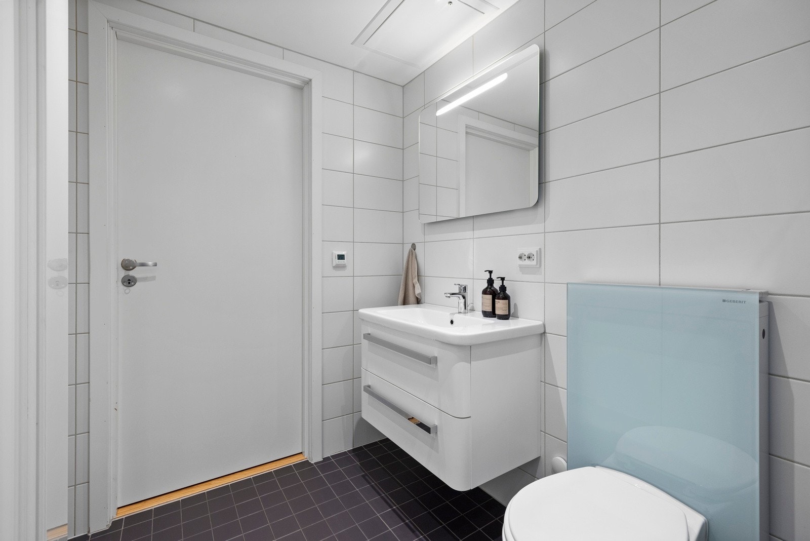 Badet er lyst og stilrent, og inneholder alt dere trenger! Galleribilde