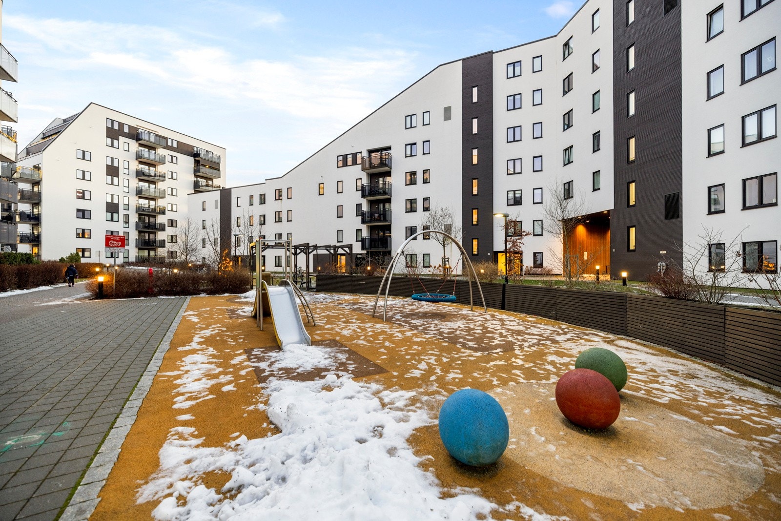 Den felles eide tomten er opparbeidet med gressplener, beplantning, gangveier, store lekeplasser, og hyggelige parkanlegg med benker. Galleribilde