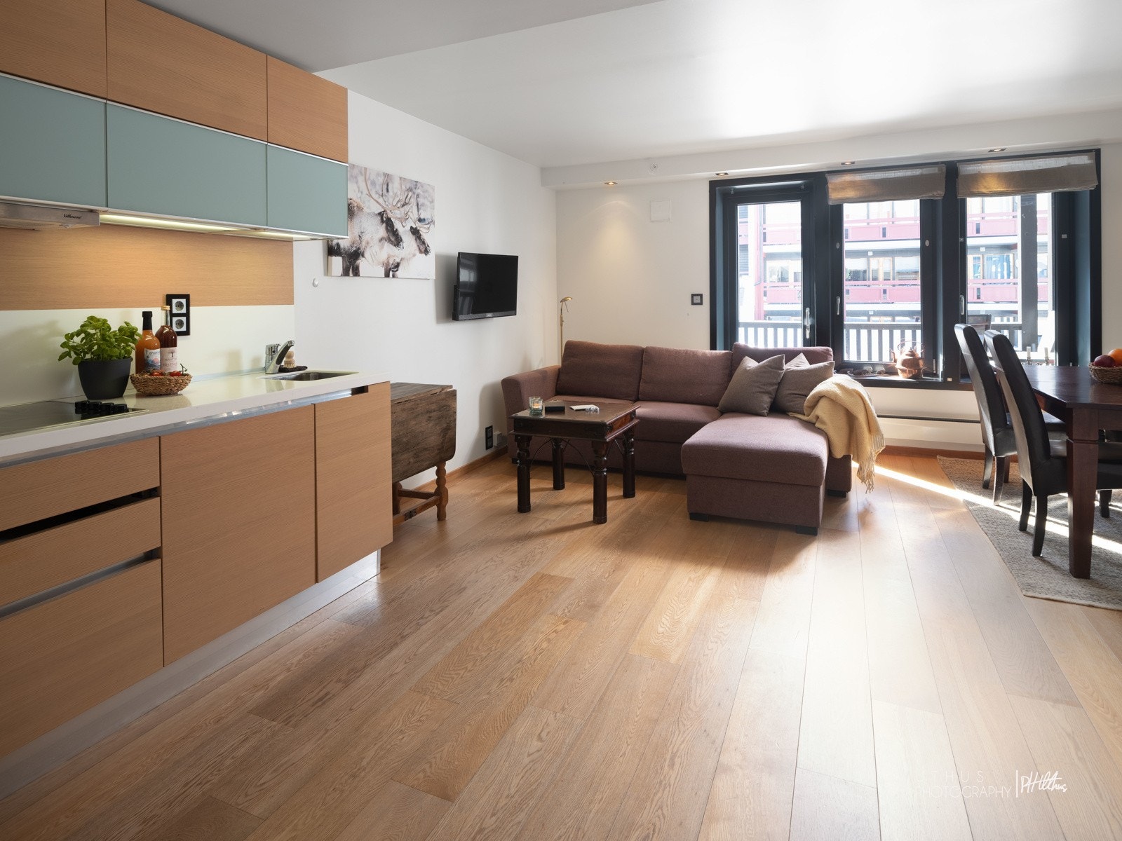 Stue og kjøkken i lys og åpen løsning Galleribilde