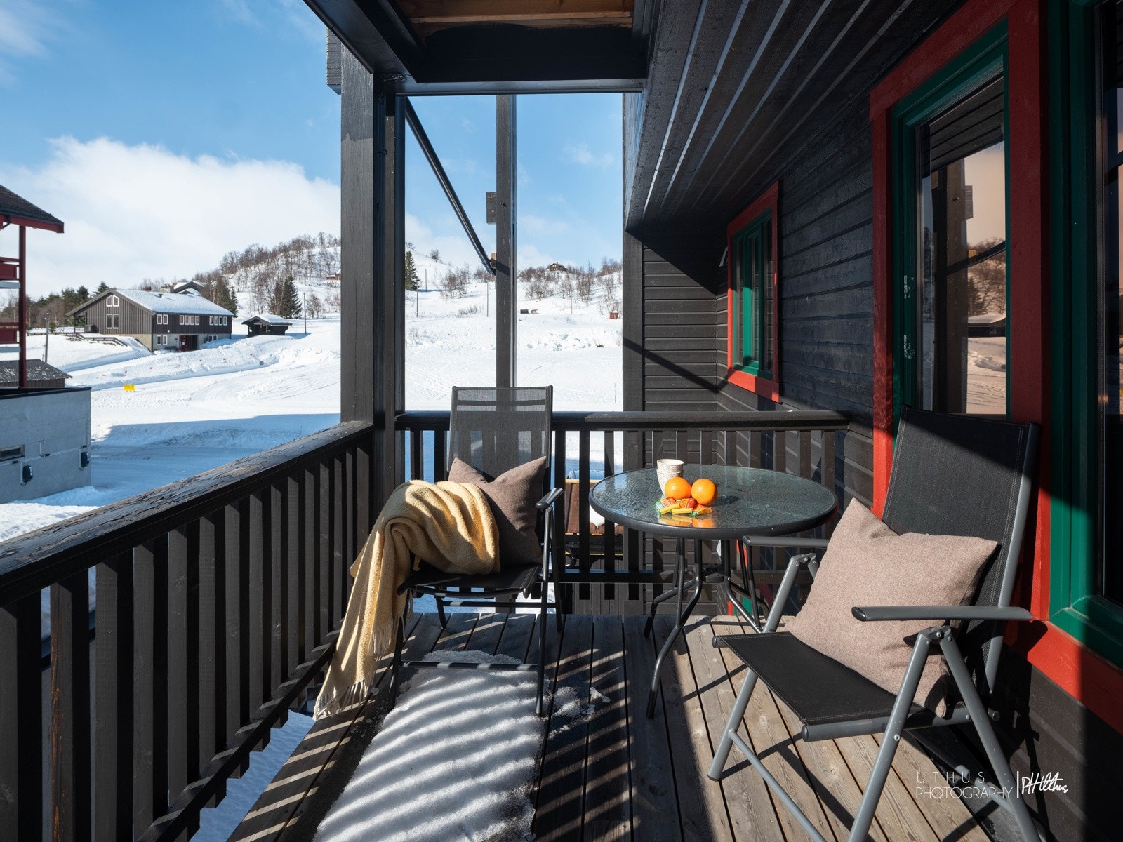 leiligheten har en hyggelig altan Galleribilde