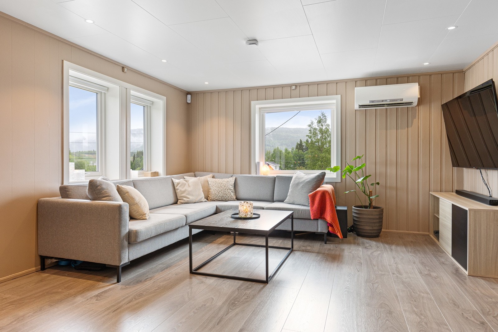 Stuen er av god størrelse og rommer plass til sofagruppe og spisepalss med tilhørende møblement Galleribilde