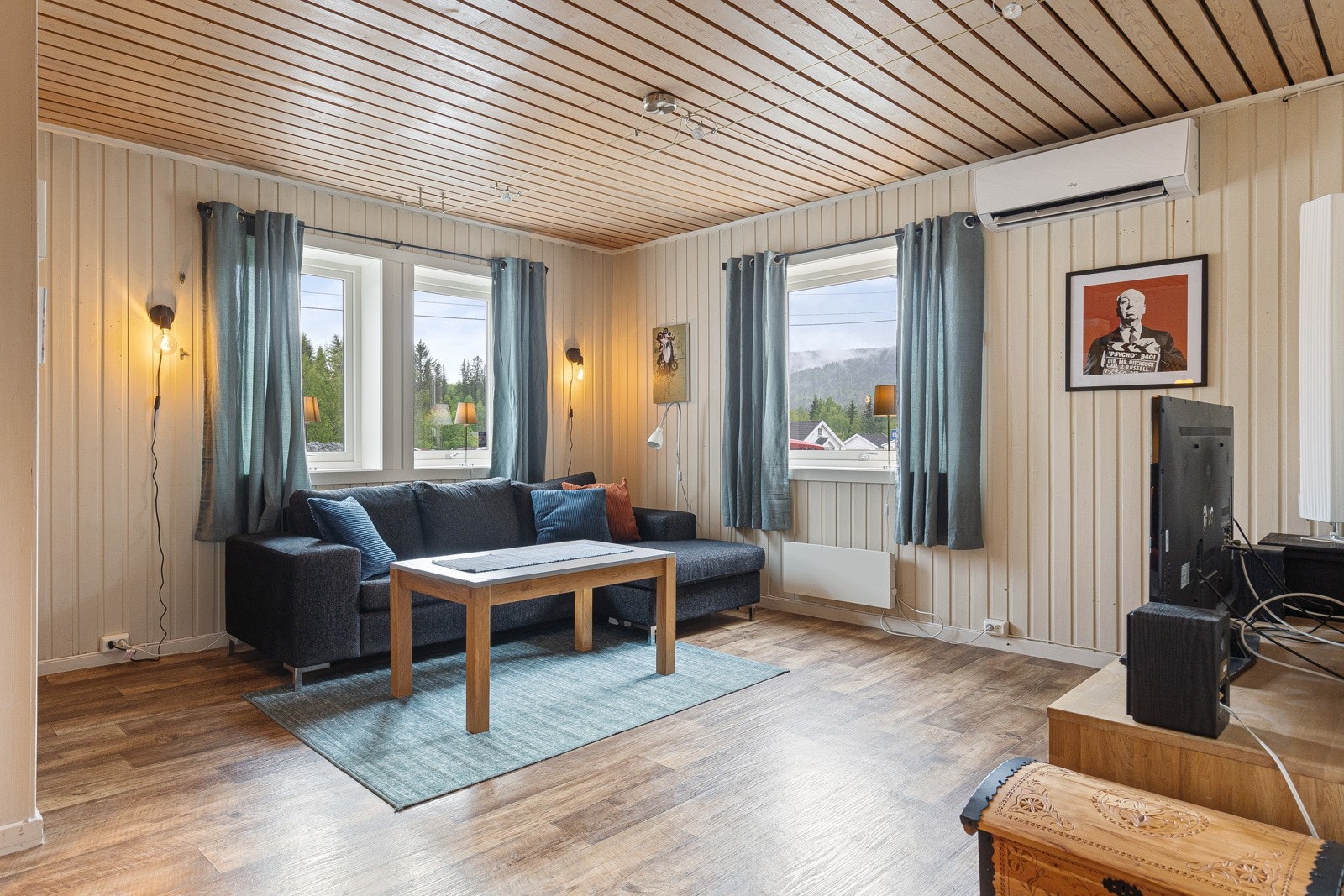 Romslig stue med god plass til sofagruppe med tilhørende møblement Galleribilde