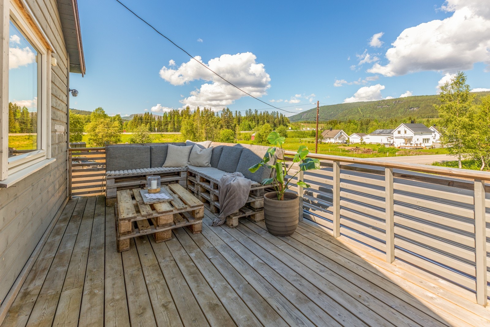 Utgangtil en romslig balkong hvor du har plass til hyggelig sittegruppe Galleribilde