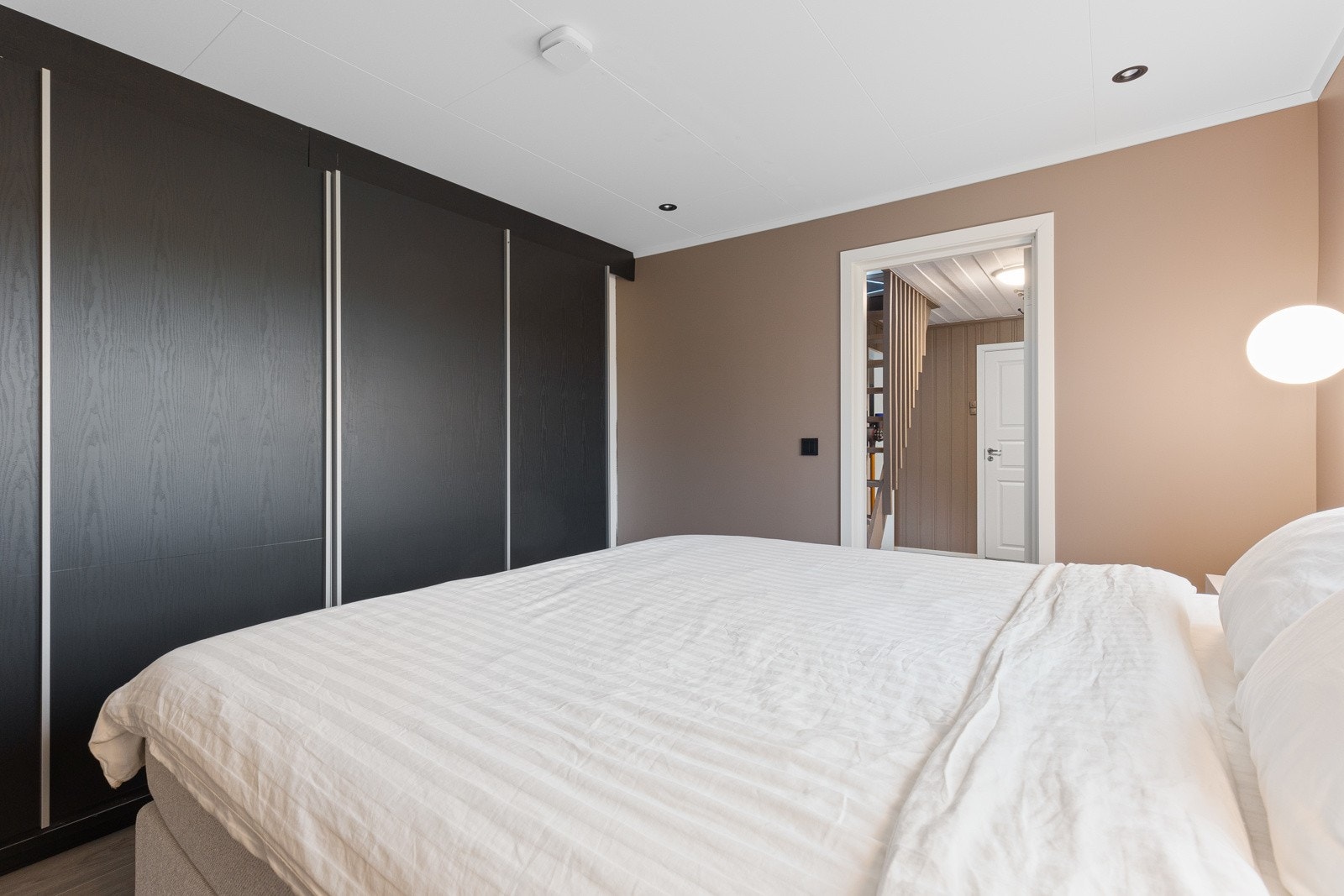 Praktisk garderobløening med gode oppbevaringsmuligheter Galleribilde