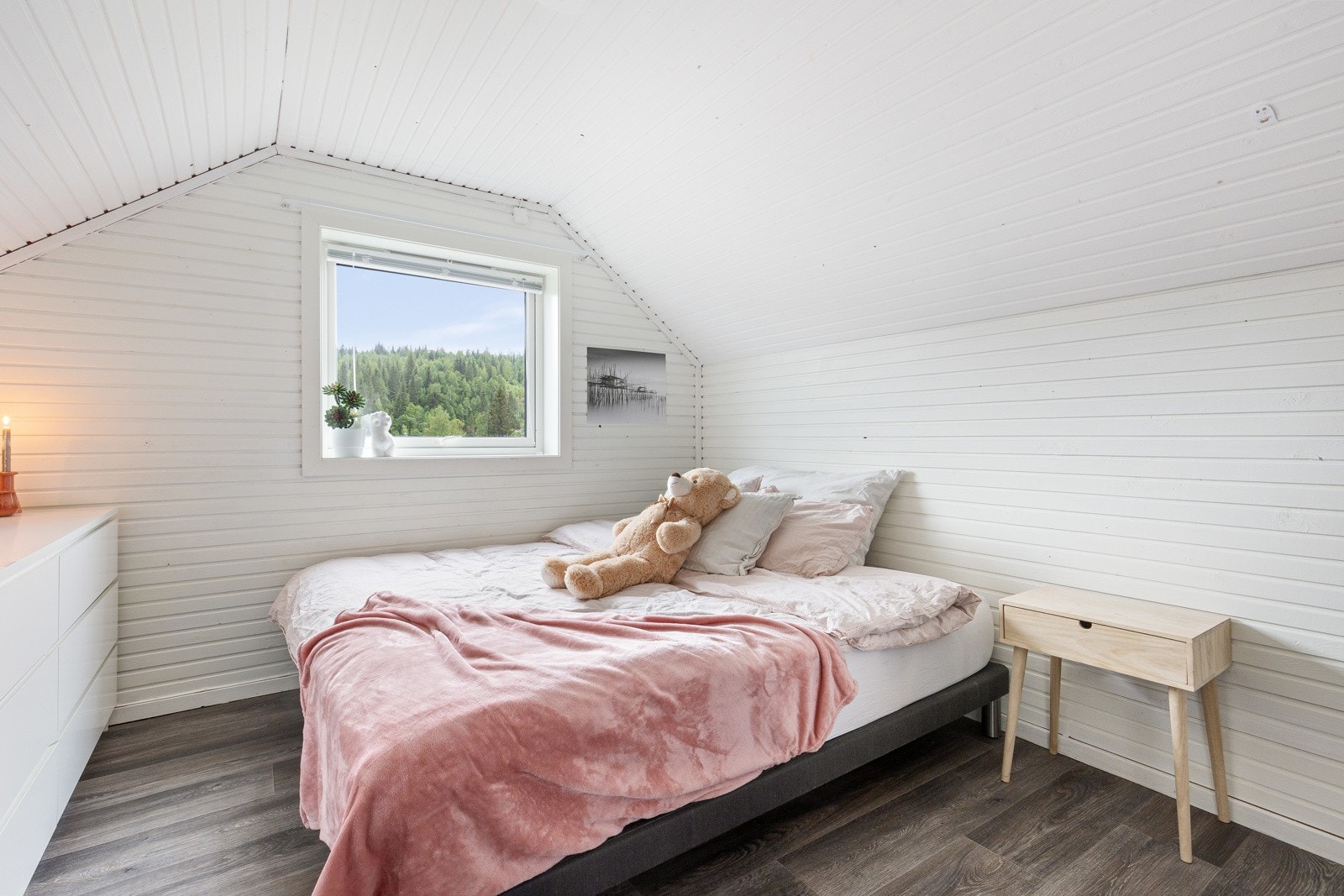 Rommet får godt med naturlig lys inn fra store vindusflater Galleribilde