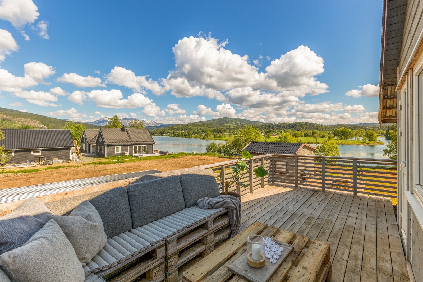 Her vil ny eier kunne sitte og nyte gode solforhold og flott utsikt Galleribilde