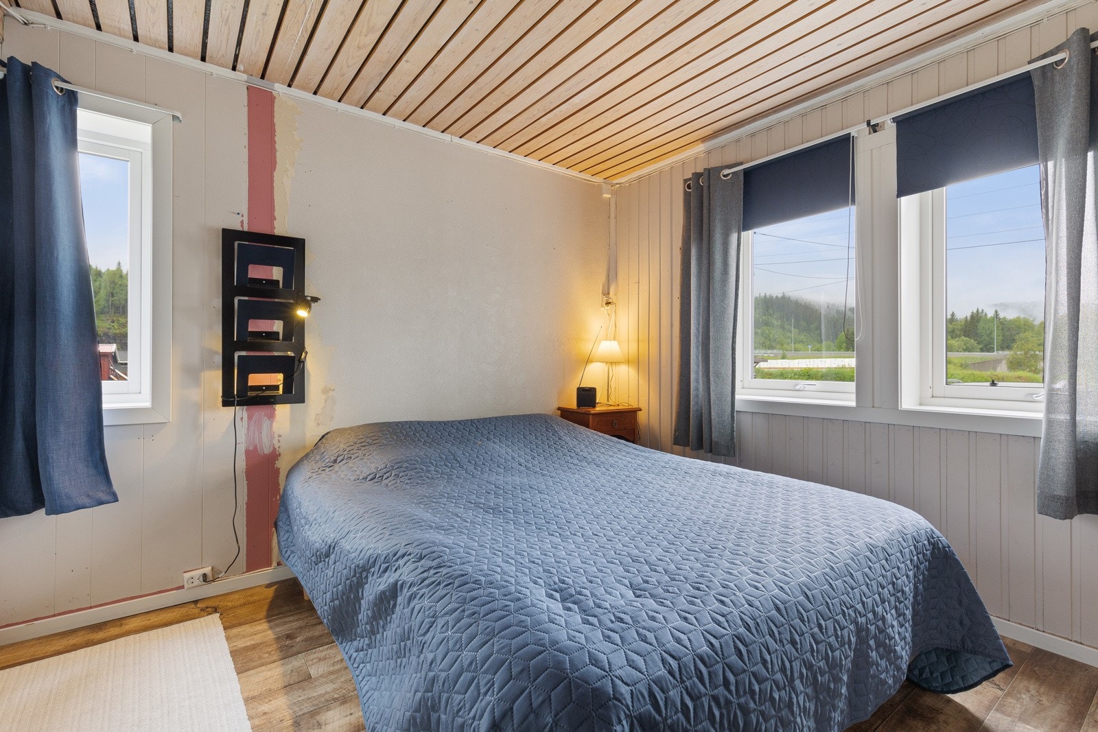 Romsig soverom med god plass til dobbeltseng, nattbord og garderobelsøning Galleribilde