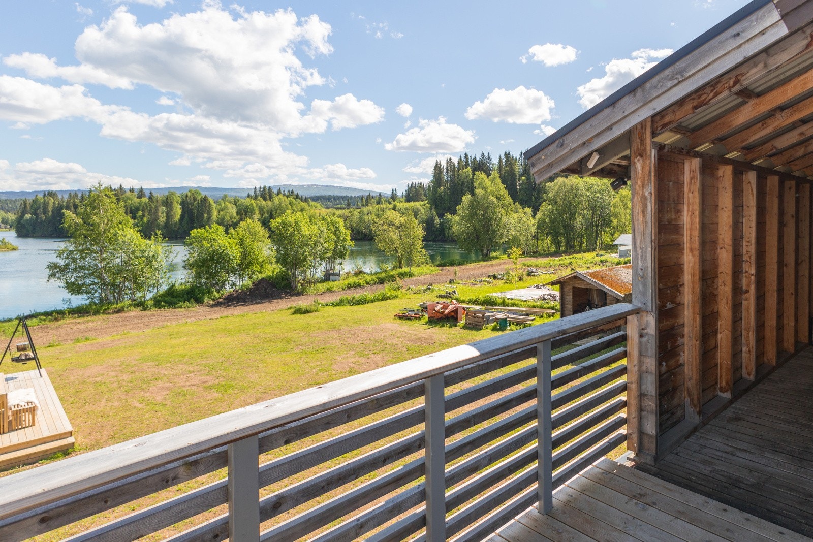 Boligen har gode oppbevaringsmuligheter i flere boder Galleribilde