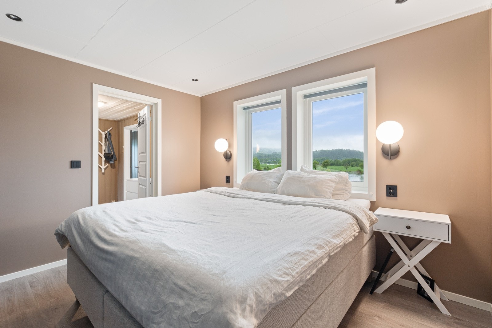 Soverommet er av god størrelse og har god plass til dobbeltseng nattbord og garderobeløsning Galleribilde