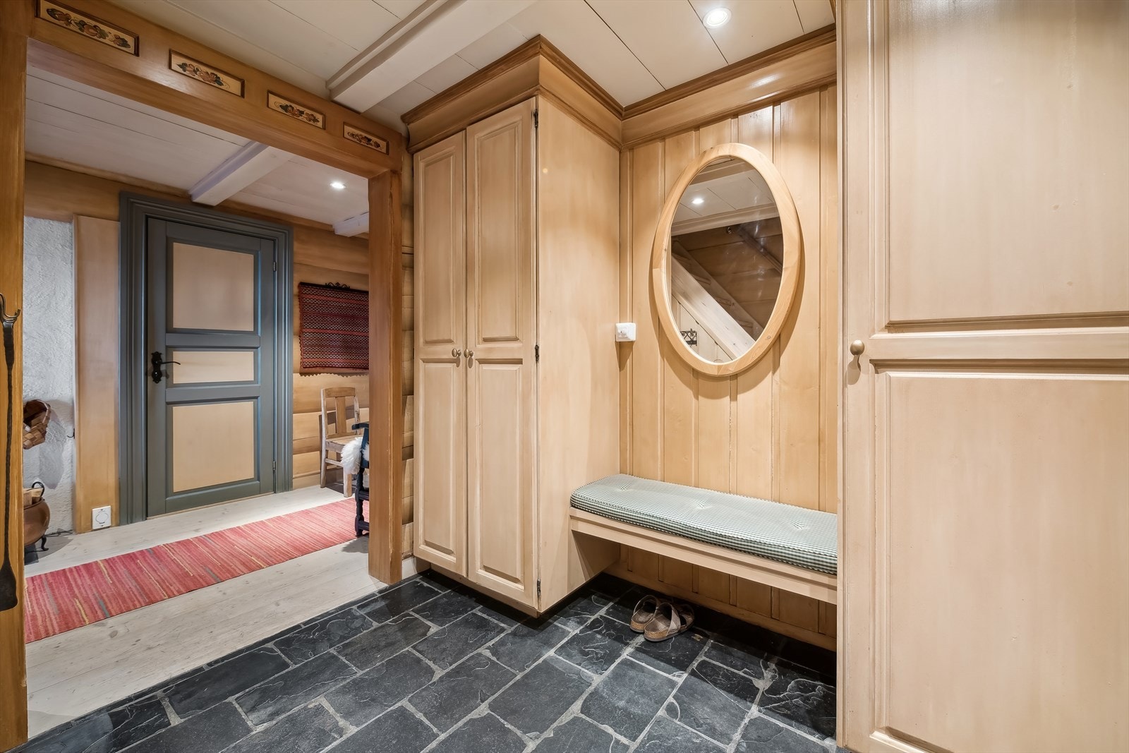 Entre med god plass for oppbevaring av sko og jakker. Galleribilde