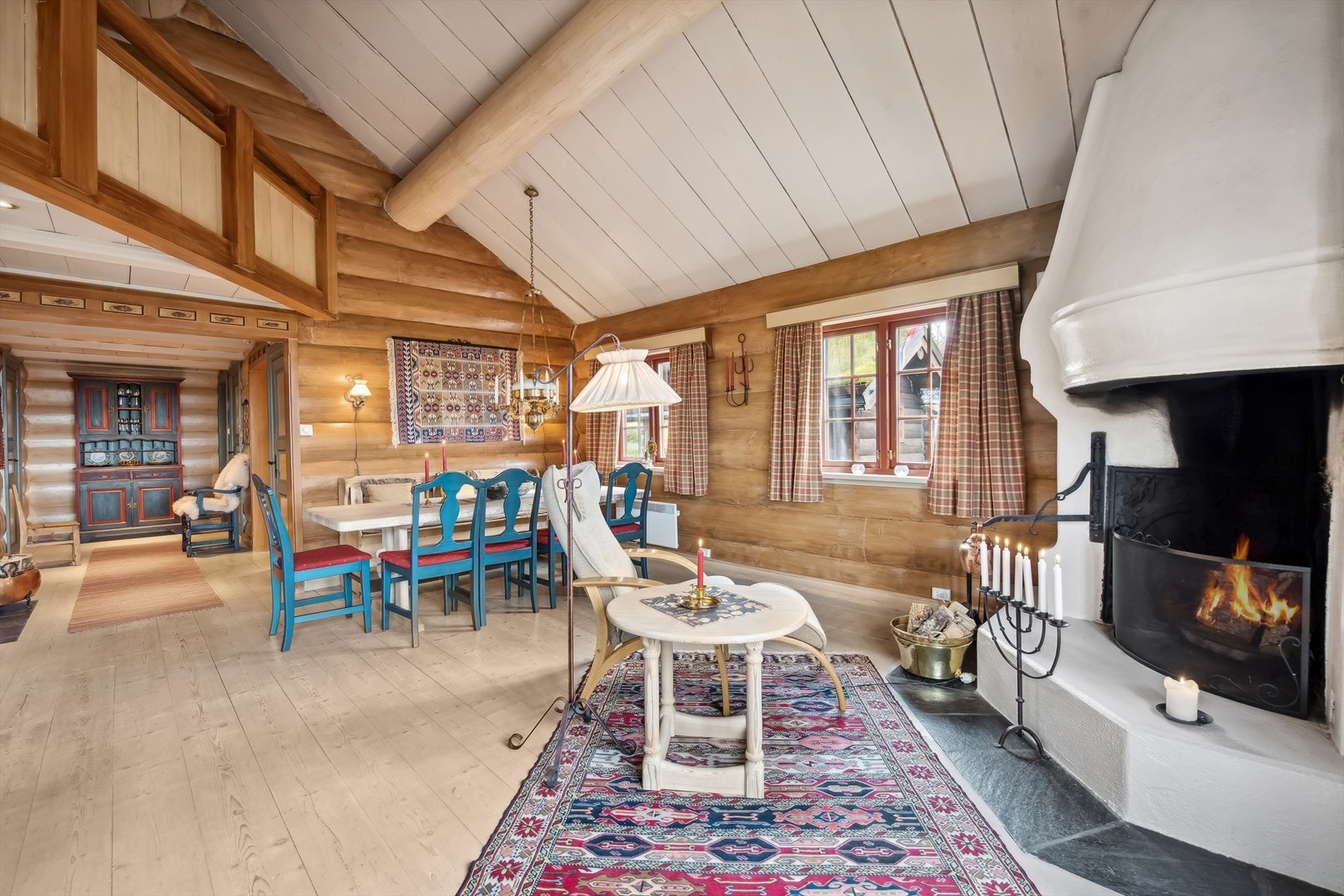 I stuen er det en innvendigbalkong fra loftsetasjen. Her har dagens eiere alltid holdt sin nyttårstale. Galleribilde