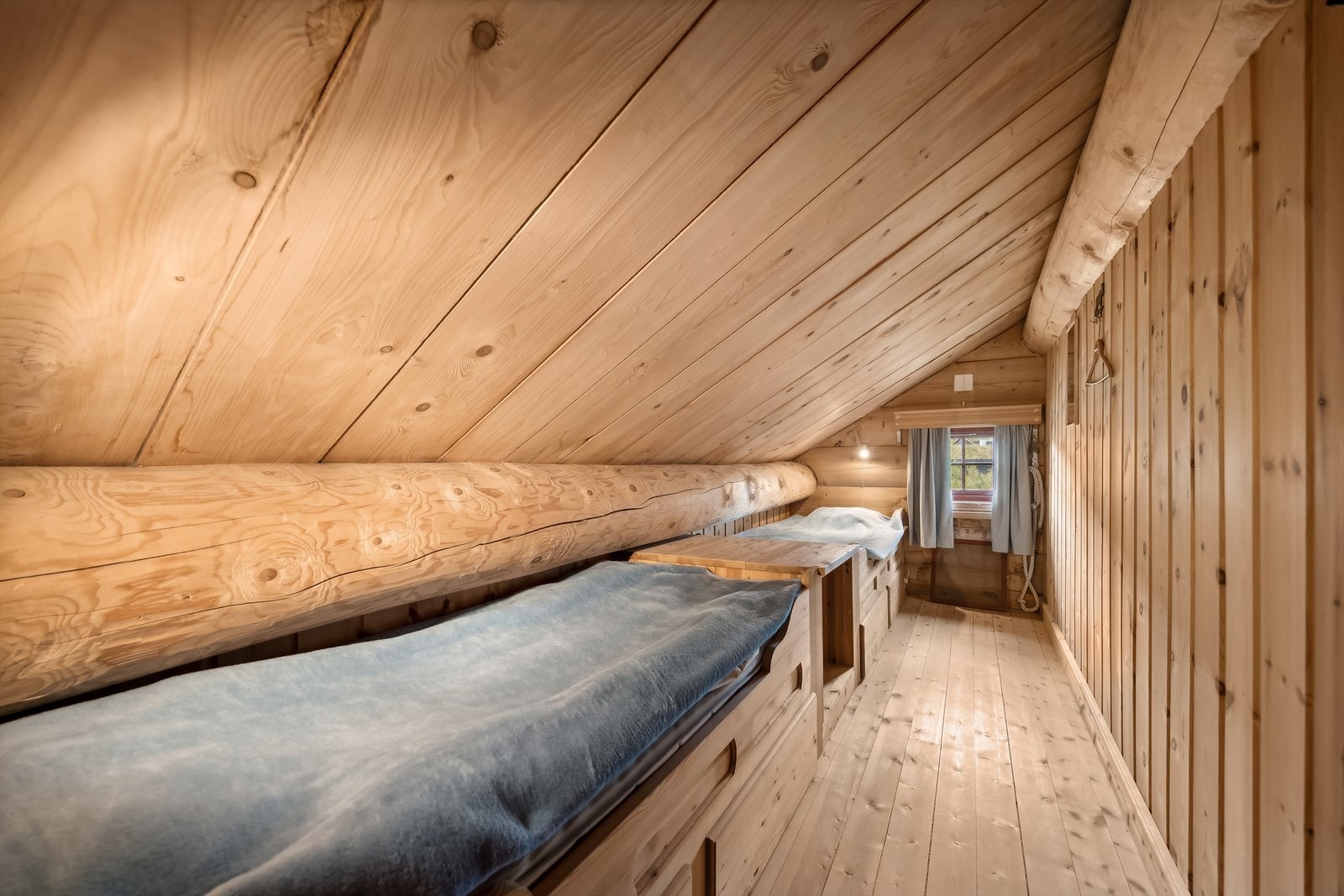 Soverom på loft. Det er viktig å merke seg at soverommene i andre etasje ikke oppfyller kravene for godkjenning som offisielle soverom, da takhøyden er under 190 cm. Galleribilde