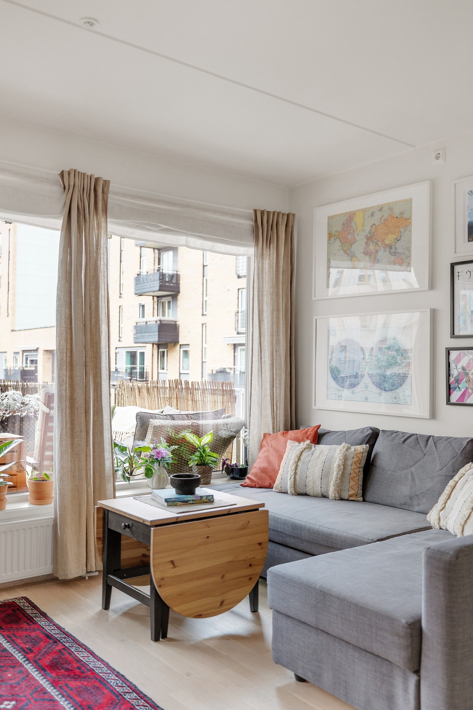 Det er god plass til sofaseksjon og medievegg. Galleribilde