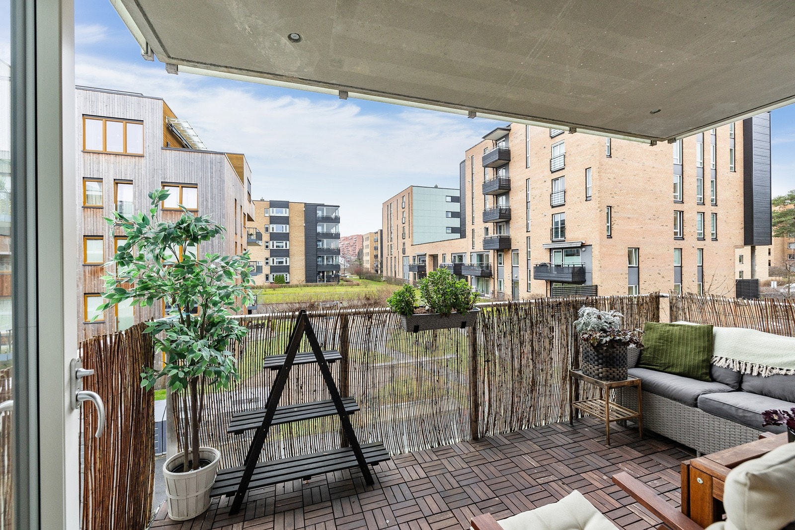 En lys og nyere 2-roms med både solrik balkong og garasjeplass! Galleribilde