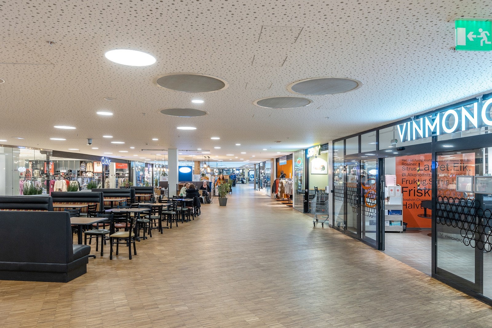 Her finner du bl.a. dagligvarbutikk, apotek, diverse spisesteder og kaféer, samt et rikt utvalg av butikker. Galleribilde