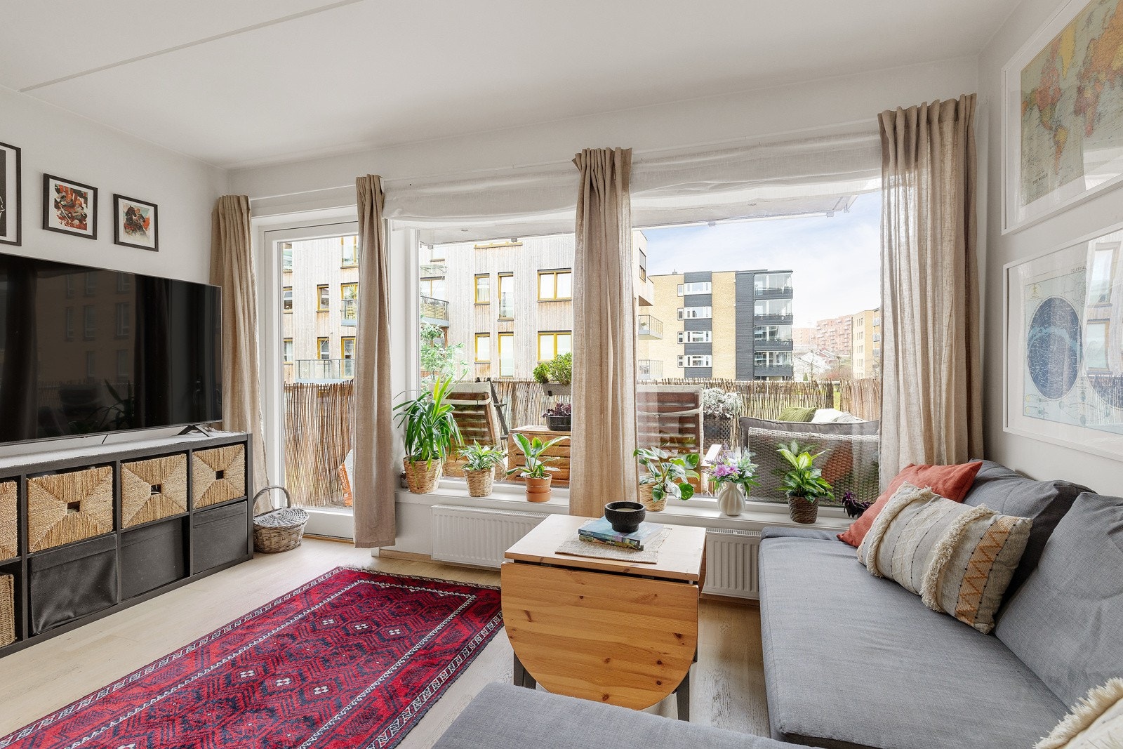 Stuen har store vindusflater som slipper inn rikelig med naturlig sollys og skaper en behagelig atmosfære. Galleribilde