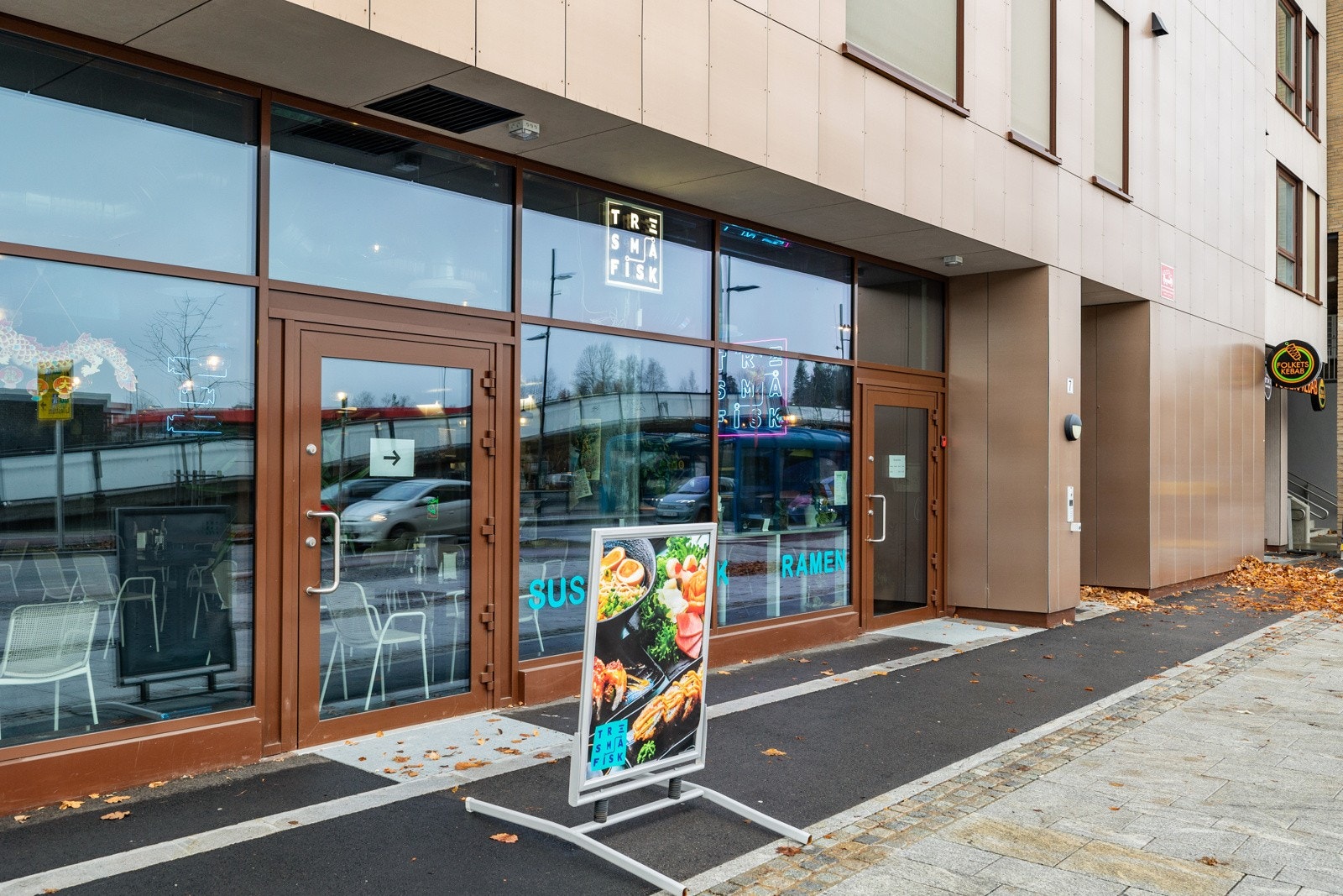 Sushirestauranten ''Tre Små Fisk'' finner man kun 4 minutter unna blokken. Galleribilde