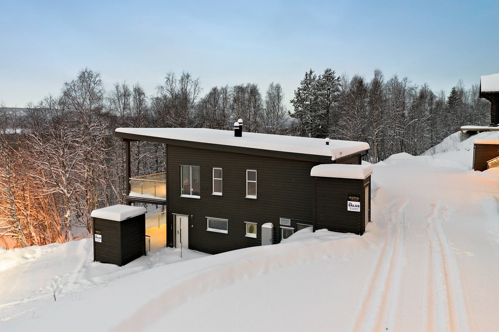 Bygget ble oppført i 2019 og er en del av Hemavan City Borettslag. Parkering på felles parkeringsplasser og ved boligen. Biloppstillingsplasser ved siden av boligen deles med de andre andelseierne Galleribilde